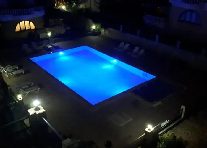 Nas-a Luxury, 6 Bedroom, 3 Bathroom *