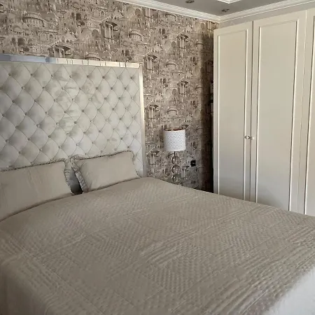 Luxury, 6 Bedroom, 3 Bathroom *