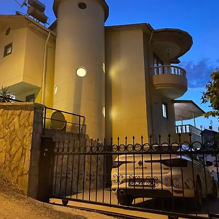 Luxury, 6 Bedroom, 3 Bathroom Villa *