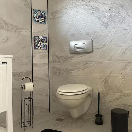 Luxury, 6 Bedroom, 3 Bathroom *