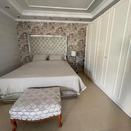 Luxury, 6 Bedroom, 3 Bathroom Villa *