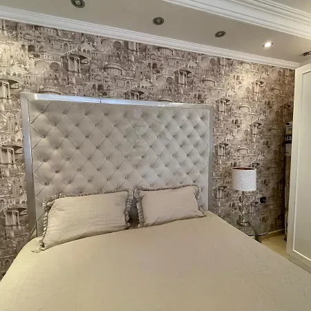Villa Luxury, 6 Bedroom, 3 Bathroom *
