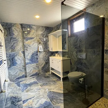 Luxury, 6 Bedroom, 3 Bathroom *