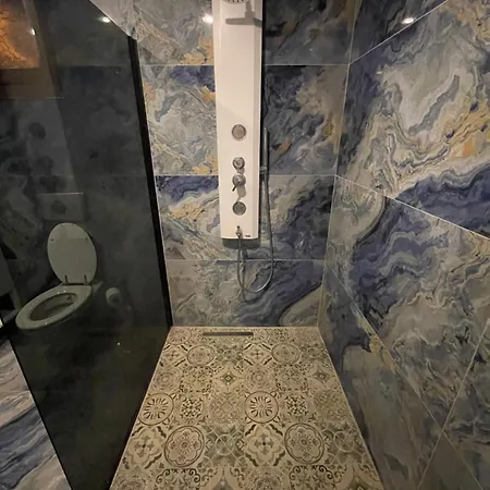 Luxury, 6 Bedroom, 3 Bathroom Villa *
