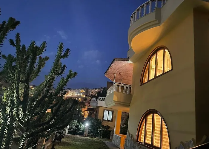 Nas-a Luxury, 6 Bedroom, 3 Bathroom *