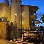 Nas-a Luxury, 6 Bedroom, 3 Bathroom Vila *